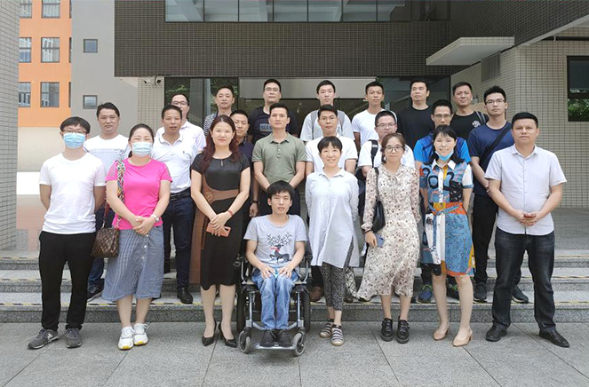 91视频污版下载定制家居多名员工获高级工程师称号